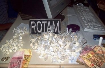 Mecânico e mais três adolescentes são detidos pela ROTAM acusados de vender droga no Cai N`Água - Fotos