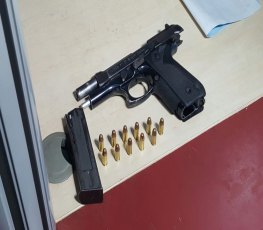 Adolescentes suspeitos de assaltos são detidos portando pistola