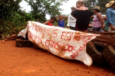 BLOQUEIO - Moradores de comunidade fecham Estrada da Penal