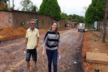 Ana Maria vistoria asfaltamento de ruas do bairro Teixeirão