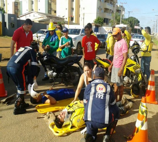 Acidente com motos deixa duas pessoas com fraturas