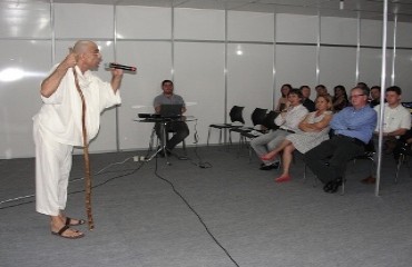 Ator João Signorelli apresenta Gandhi, líder servidor no 2º Fórum IEL de Gestão Empresarial