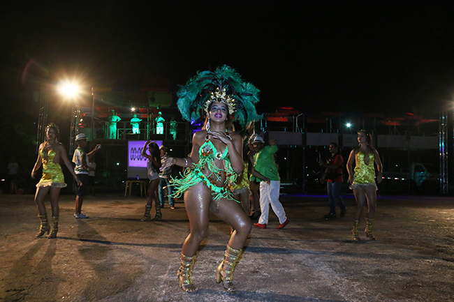 DOMINGO:Desfile das escolas de samba e concurso de samba de enredo