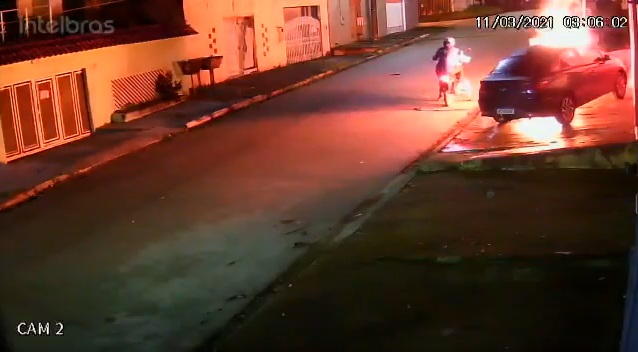 POLÍCIA INVESTIGA: Carro é incendiado criminosamente em frente residência na capital