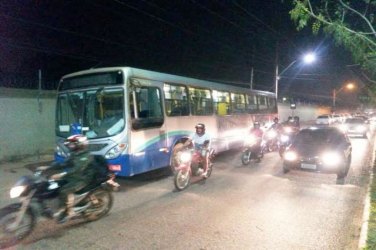 Motorista e passageira são feridos por balas perdidas em ônibus coletivo