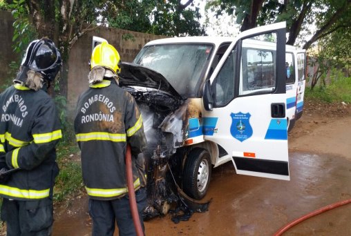 Carro de escolta da SEJUS pega fogo após pane elétrica - VÍDEO
