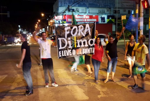 PROTESTO - Grupo faz apitaço e pede saída da presidente - VÍDEO