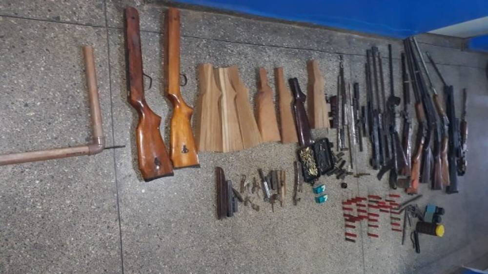 ZONA RURAL: PM vai atrás de foragido e encontra fábrica e arsenal de armas