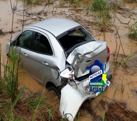 FREADA BRUSCA: Ônibus bate em traseira de carro na BR-364