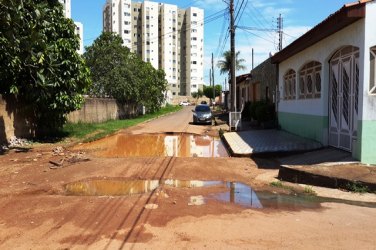 DESCASO – População revoltada com 'lagoa' aberta há mais de dois anos em rua da Capital - FOTOS