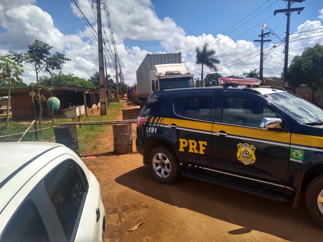 FECHADA: Moradores fazem protesto na Estrada do Belmont