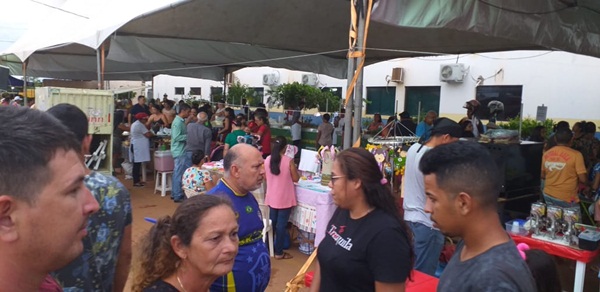 TRABALHO: Feira noturna da zona Leste criada por Edwilson Negreiros é sucesso de público