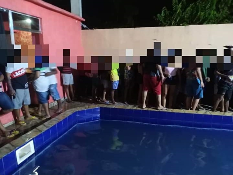 'CORONAFEST': Polícia acaba com festa regada a bebidas, menores e aglomeração 