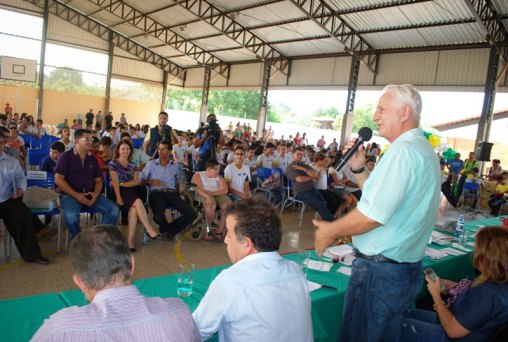 Airton participa da entrega de escola Padrão MEC