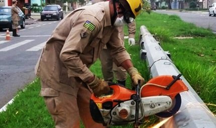 Bombeiros encontram corpo dentro de poste 