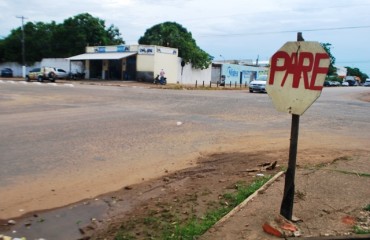 CENA DA CIDADE – Comunidade de bairro faz sinalização artesanal para evitar acidentes – FOTOS