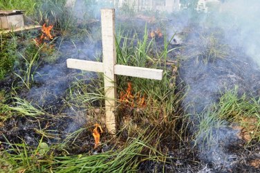 NEM OS MORTOS – Túmulos ficam destruídos em incêndio no  cemitério Santo Antônio