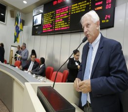 Aírton Gurgacz pede construção de calçada e auditório em escola