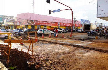 CENA DA CIDADE – Cano estourado compromete o trânsito no Centro da capital – Fotos