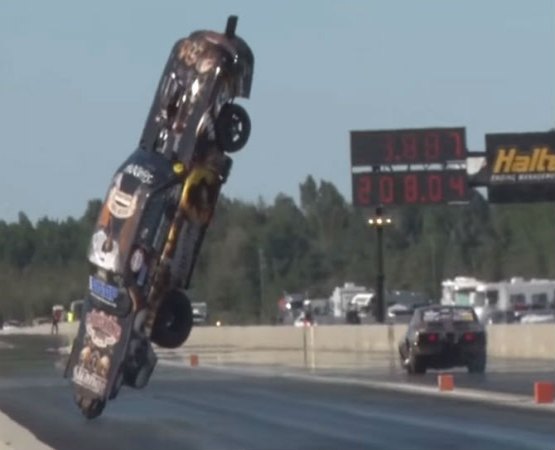 Mustang modificado faz voo desastroso em prova de arrancada