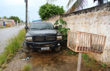 OPERAÇÃO GUINCHO - Proprietário de camionete abandona veículo sobre calçada, comunidade exige solução