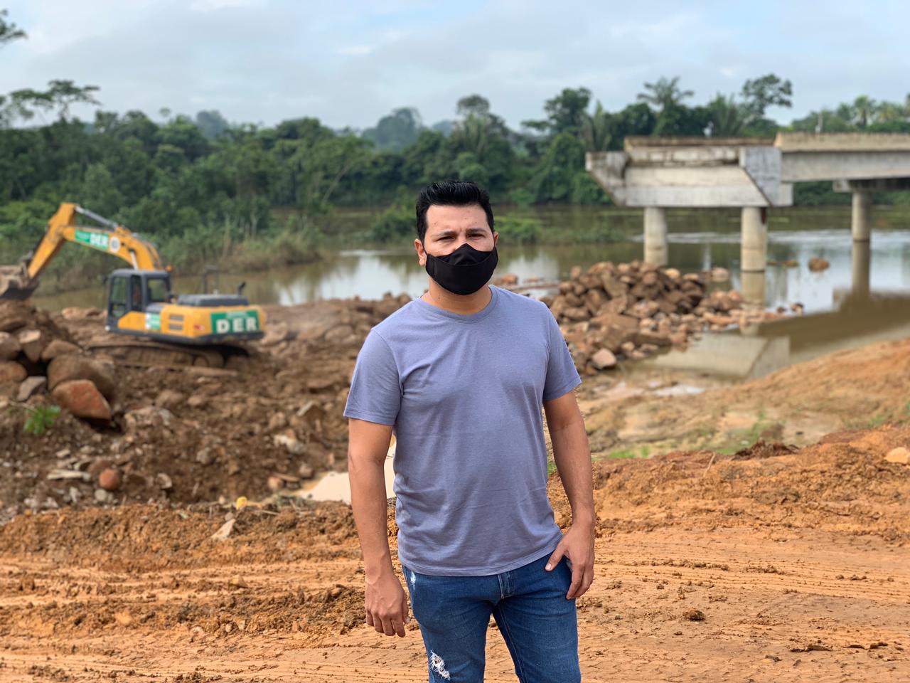 EM ARIQUEMES: Marcelo Cruz acompanha obras das cabeceiras da ponte na BR-421