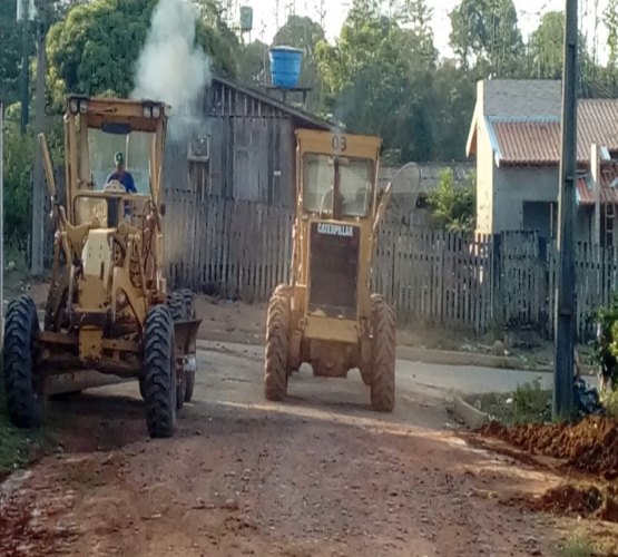 Prefeitura realiza limpeza e cascalhamento em ruas ainda não asfaltadas