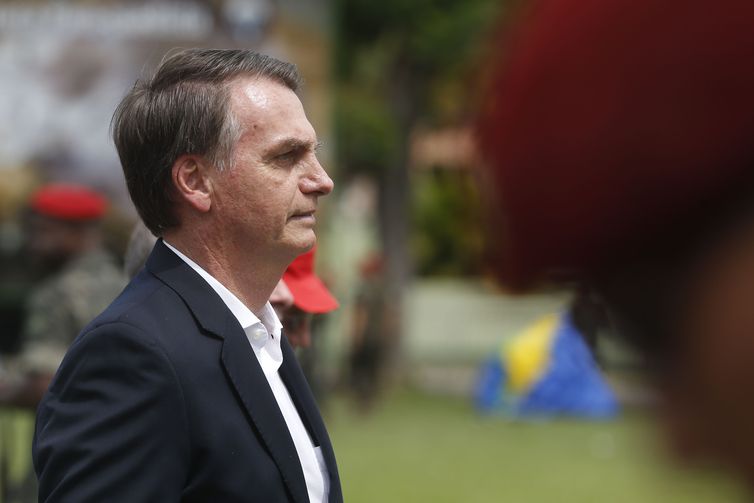 SEM PROVA: Bolsonaro descarta Revalida para médicos formados no Brasil