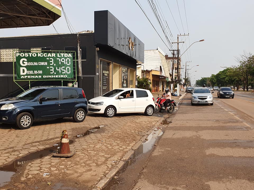 COMBUSTÍVEL: Motoristas formam fila na Jorge Teixeira por gasolina à R$ 3,79