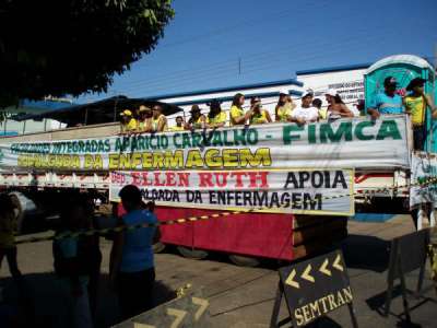 Curso de enfermagem representa Fimca na carreata da Expovel