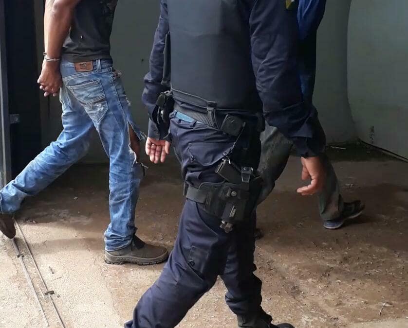 FLAGRANTE: Após denúncia de tráfico, PM prende dupla com arma e droga