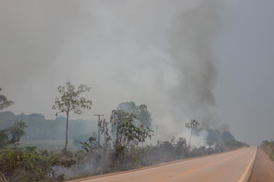 QUEIMADAS: BR-364 entre RO e AC é tomada por fumaça e coloca motoristas em risco 