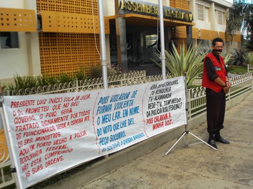 Repórter fotográfico faz protesto em frente à ALE/RO contra arbitrariedade da polícia