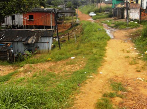 Moradores pagam IPTU em beco da capital e reclamam por melhorias da prefeitura que nunca ocorreram