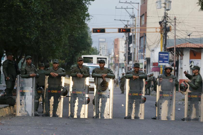 CRISE: Manifestantes e militares entram em confronto na fronteira venezuelana