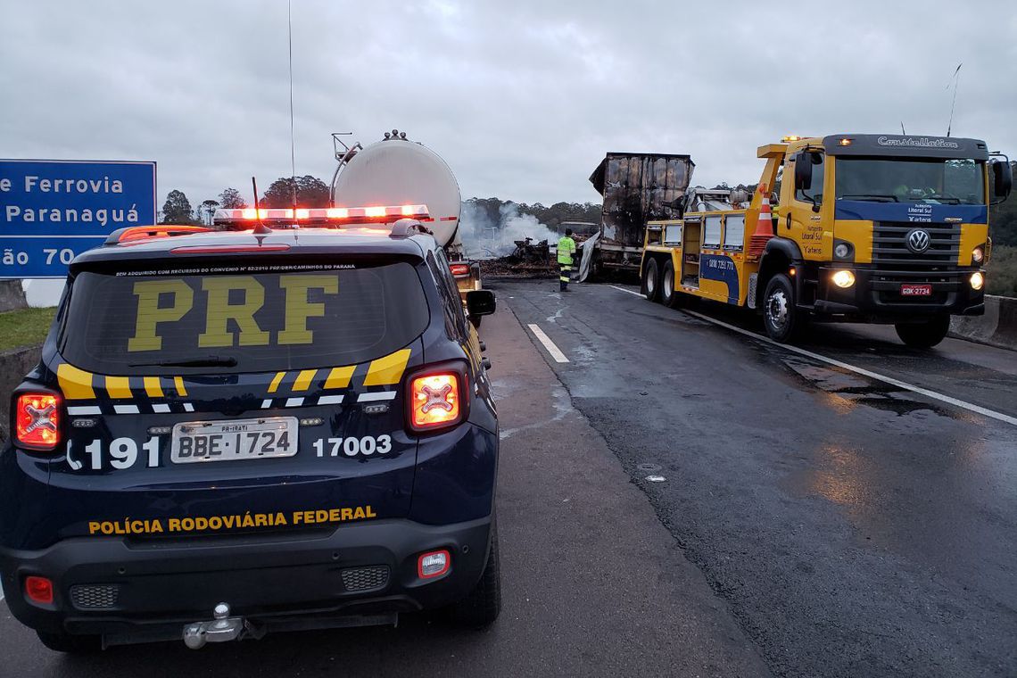 CONFUSÃO: Presos em fuga incendeiam caminhões e interditam rodovia BR-116