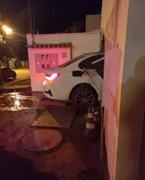 VÍDEO: Motorista bate BMW em alta velocidade contra parede de posto de combustíveis