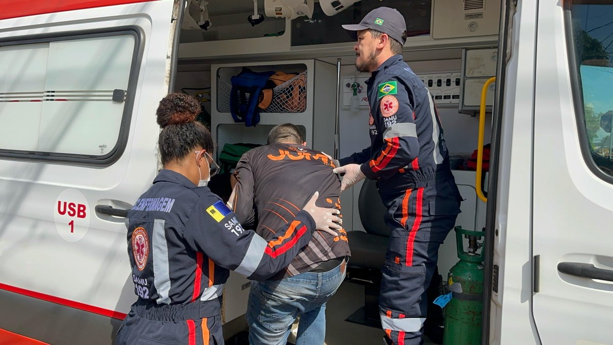 VÍDEO: Motoboy e mulher ficam seriamente feridos em grave acidente