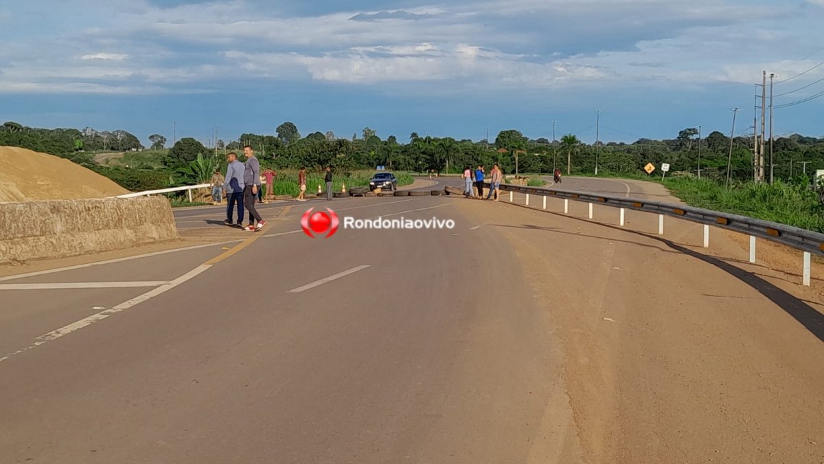 PROTESTO: Moradores interditam BR-364 em Candeias do Jamari  - VÍDEO 