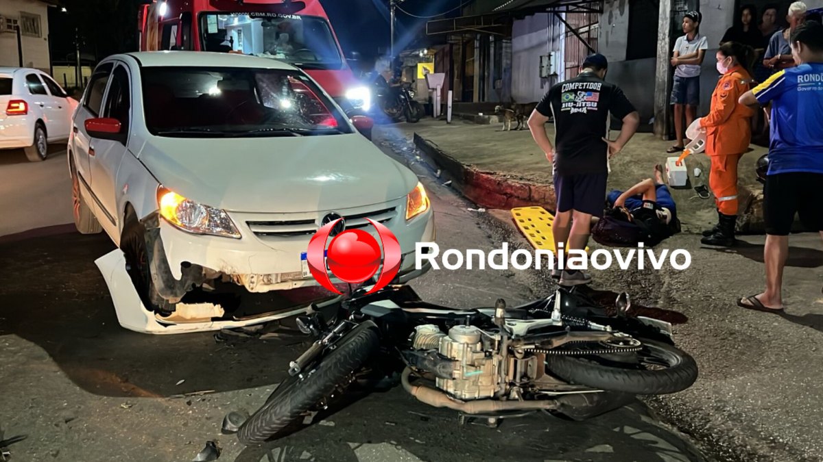 TRÊS E MEIO: Motociclista bate frontalmente com carro e vai parar em calçada 