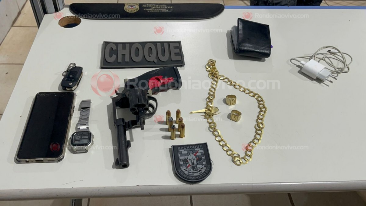 NO OLARIA: Foragido e comparsa são flagrados com arma dentro de carro 