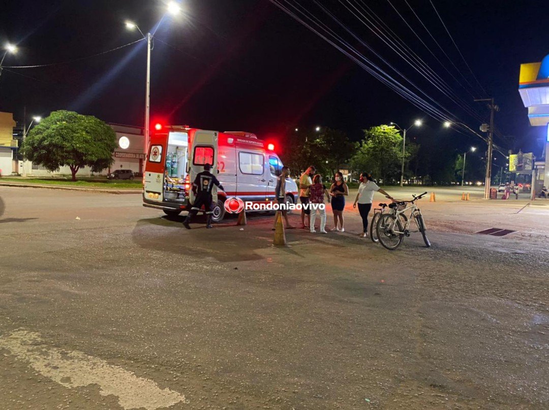 IMPRUDÊNCIA: Condutora de carro avança preferencial e causa acidente com ciclista na Jorge Teixeira