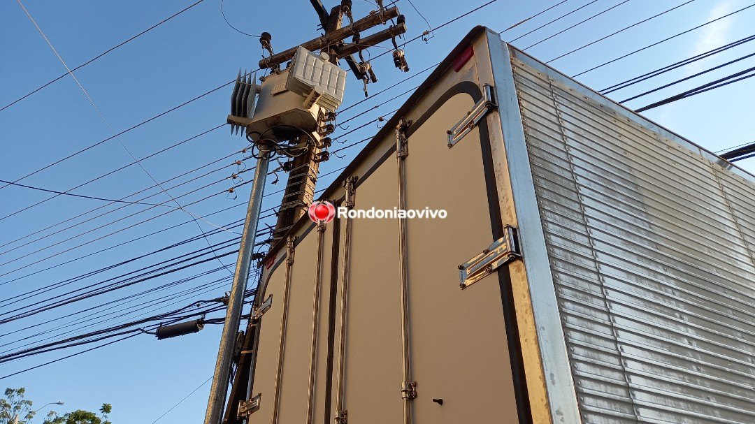 VÍDEO: Carreta destrói poste e causa congestionamento na Jorge Teixeira