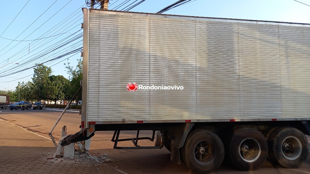 VÍDEO: Carreta destrói poste e causa congestionamento na Jorge Teixeira