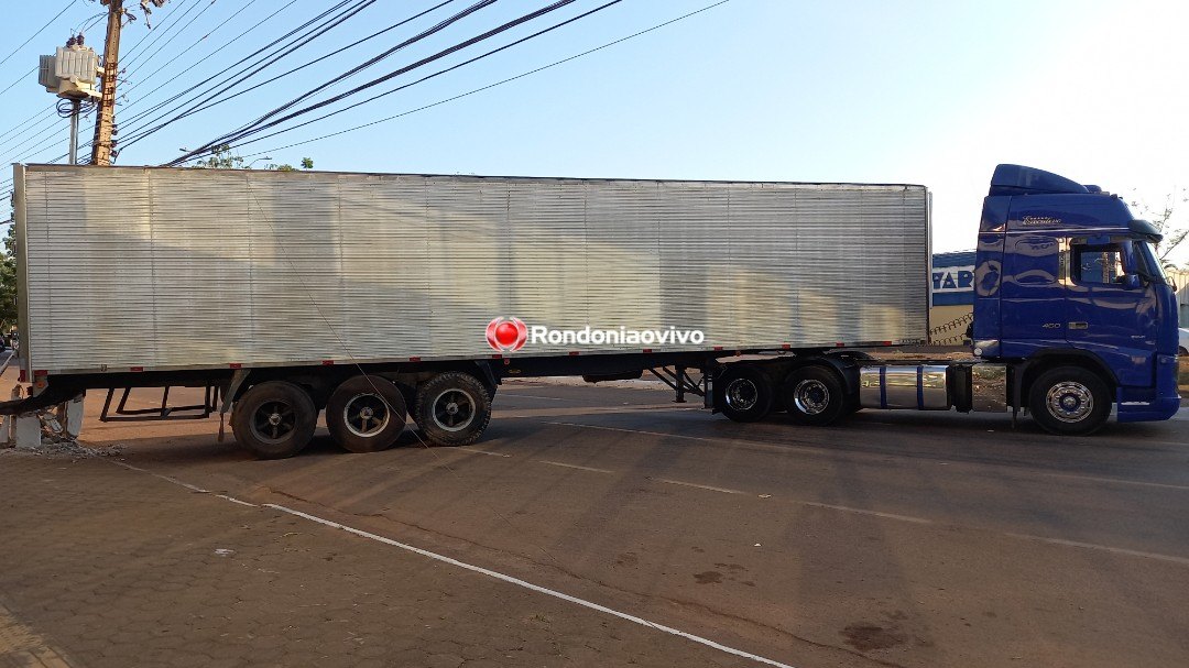 VÍDEO: Carreta destrói poste e causa congestionamento na Jorge Teixeira