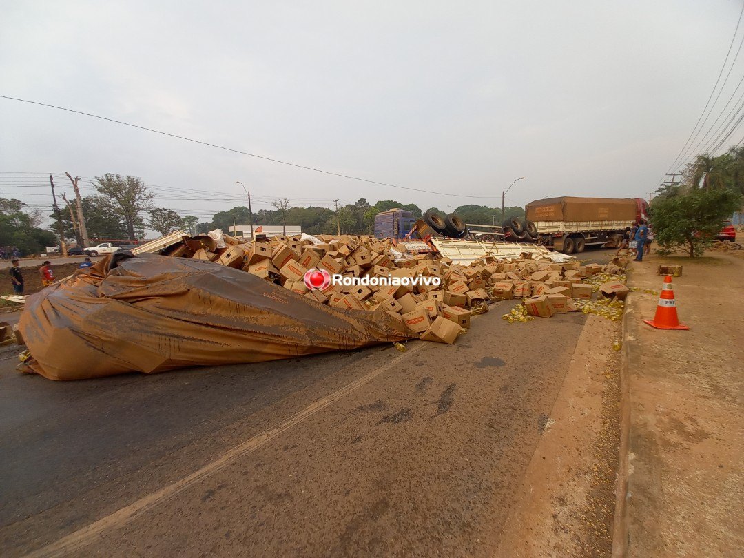 VÍDEO: Carreta carregada de óleo tomba na BR-364 em Porto Velho