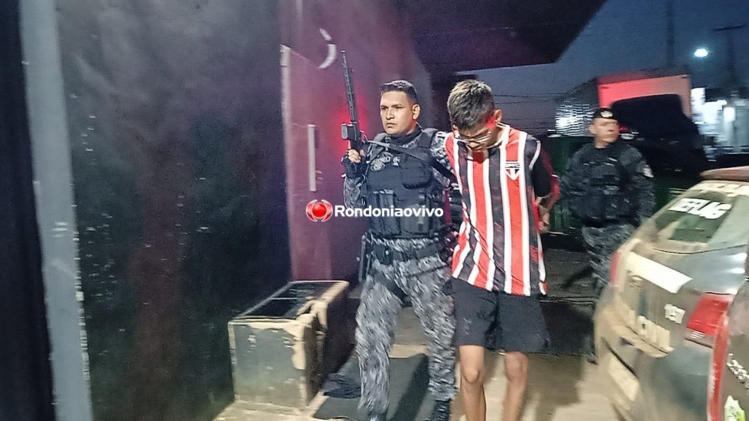 CALIBRE 9MM: Dupla é presa com metralhadora e farda da Polícia Civil 