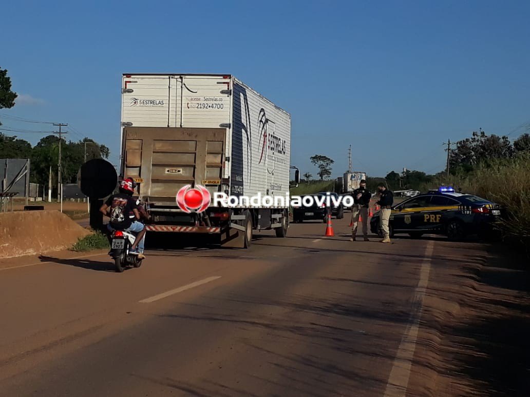 PERIGO: Caminhão com botijões de gás sai da pista e derruba dois postes próximo a PRF na BR-364