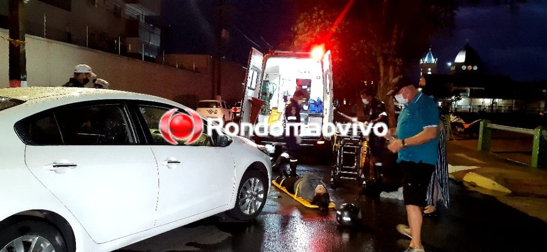 NO CENTRO: Passageira de moto fica ferida após acidente com carro na Duque de Caxias