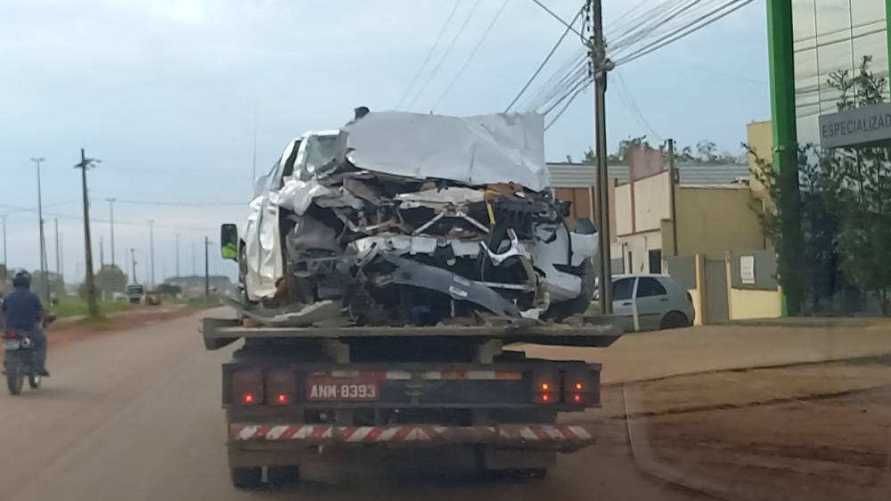 VÍDEO: Motorista bate BMW em alta velocidade contra parede de posto de combustíveis